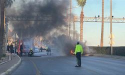 Mersin'de seyir halindeki otomobil alev alev yandı: 2 kişi son anda kurtuldu