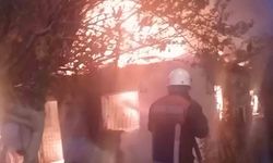 Mersin'de sobadan çıkan yangın evi kül etti