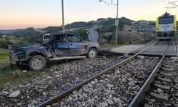 Mersin'de tren pikaba çarptı