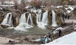 Muradiye Şelalesi her mevsim ayrı bir güzel