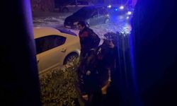 Şiddetli yağış sele döndü, araçlarında mahsur kalan vatandaşları itfaiye kurtardı