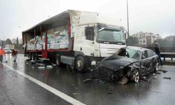 TEM'de 6 araç birbirine girdi: Tırda yüklü sular yola saçıldı