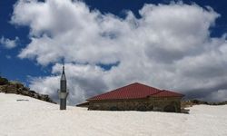 Toroslar'ın zirvesinde 741 yıllık cami kar altında kaldı