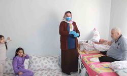 Vefakar gelin, 10 yıldır ayağı olmayan yatalak kayınpederine bakıyor