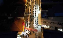 Yüzlerce metre uzayan sofrada 4 bin 500 kişi iftar yaptı