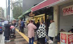 Altın fiyatları düştü, Mersin’de kuyumcu önlerinde uzun kuyruklar oluştu