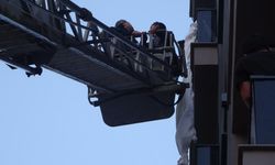 Mersin'de ilginç olay: Perde ile 6'ncı kattan sarktı, 3'üncü kat balkona düştü