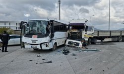 Karaman'da işçi servisi ile tır çarpıştı: 12 yaralı