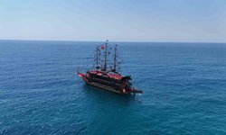 Alanya'da yaz erken geldi, yerli ve yabancı turistler sahile koştu