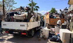 Belediye boşaltıyor, o dolduruyor: Daha önce 2 operasyonda 16 kamyon çöp çıkan evden 4 kamyon daha çöp çıktı