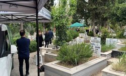 Boğazına çilek kaçarak hayatını kaybeden minik Mustafa Mersin'de toprağa verildi