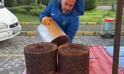 Bu mısır ekmeği teneke kovada pişiyor