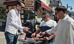 Çay dağıtımına yetişemeyince 'cincır' ile servise başladı