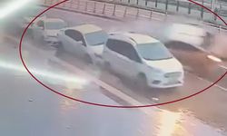 Diyarbakır'da ticari taksinin 3 otomobile çarptığı kaza kamerada