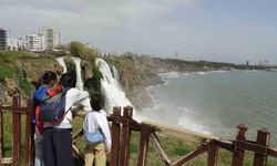 Dünyaca ünlü şelale, yağmur sonrası denizi kahverengiye bürüdü