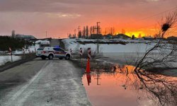 Karayazı'da gölet taştı, yol ulaşıma kapatıldı