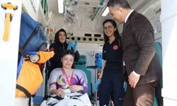 Madalyasını ambulansta aldı