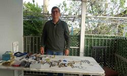 Merakla başlayıp 35 sene yaptığı mesleği teknolojiye yenik düşen saatçi, 12 yıldır evinde mesleğini yaşatıyor