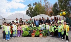 Mersin'de çocuk serasında minikler yetiştirdikleri sebzeleri hasat etti