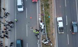 Mersin'de feci kaza: Otomobil ikiye bölündü, 4 kişi yaralandı