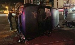 Mersin'de motosikletle çarpışan hafif ticari araç devrildi: 3 yaralı