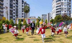 Mezitli'de çocuklar Başkan Tuncer'le uçurtma uçurdu