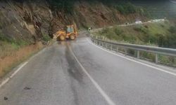 Ödemiş-Turgutlu yolunda toprak kayması: Ulaşım kontrollü sağlanıyor