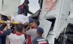 Osmaniye'de tır OSB giriş kapısına çarptı, sürücü kabinde sıkıştı