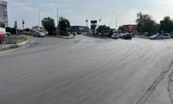 Otomobil çarptı, elektrikli bisiklet ikiye bölündü: Sürücü havada takla attı