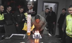 Polisi karşılarında görünce önce rol icabı kavga ettiler sonra pasta kestiler