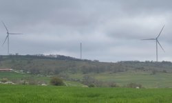 Sınır hattında rüzgar türbini parçalandı: Şiddetli rüzgar köyde paniğe yol açtı