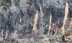 Şırnak'ta kayanın içinden dökülen sular hayran bırakıyor