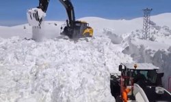 Şırnak'ta nisan ayında kar esareti sürüyor