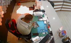 Şişen telefon bataryası bomba gibi patladı