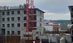 Ücretlerini alamadıklarını iddia eden işçiler kule vince çıktı