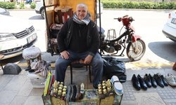 Yüzde 79 engeliyle ayakkabı tamirciliği yaparak hayata tutunmaya çalışıyor