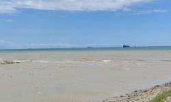 Mersin’de Müftü Deresi’nin taşıdığı çamurlu su denize aktı