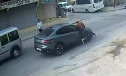El sallayıp karşıya geçmek isterken otomobil böyle çarptı