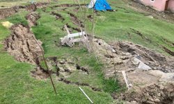 Ağrı'da heyelan evlerin çevresinde yarıklar oluşturdu