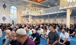 Almanya'da Müslümanlar, bayram namazı için Brühl Camii'ne akın etti