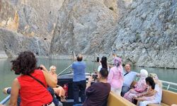 Dünyanın ikinci büyük kanyonunda tekne keyfi yapıp dağ keçilerini izliyorlar