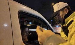 Eşinin sürüşünü beğenmeyip direksiyona geçti, ehliyetinden oldu