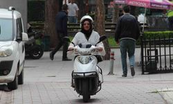Evde anne, sokakta motokurye: Azmiyle örnek oluyor
