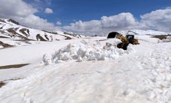 İran sınırında 3 metreyi aşan karda yol açma çalışması