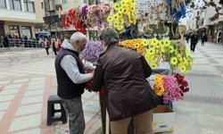 Kakava coşkusu renkli taçlar ile şimdiden sokaklarda