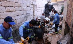 Mersin'de bir evden tonlarca çöp çıktı