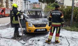Mersin'de hafif ticari araç alev alev yandı