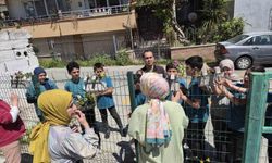 Mersin'de öğrenciler çiçeklerle iyilik mesajı verdi