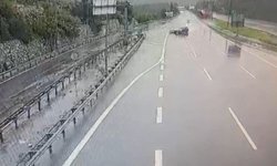 Mersin'de otomobil bariyerlere ve araca çarptı