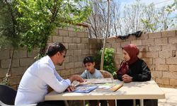 Öğretmenlerin saha çalışmasında tanıştığı özel ihtiyaçlı Zeynel, evinde aldığı eğitim desteğiyle yalnız bırakılmıyor